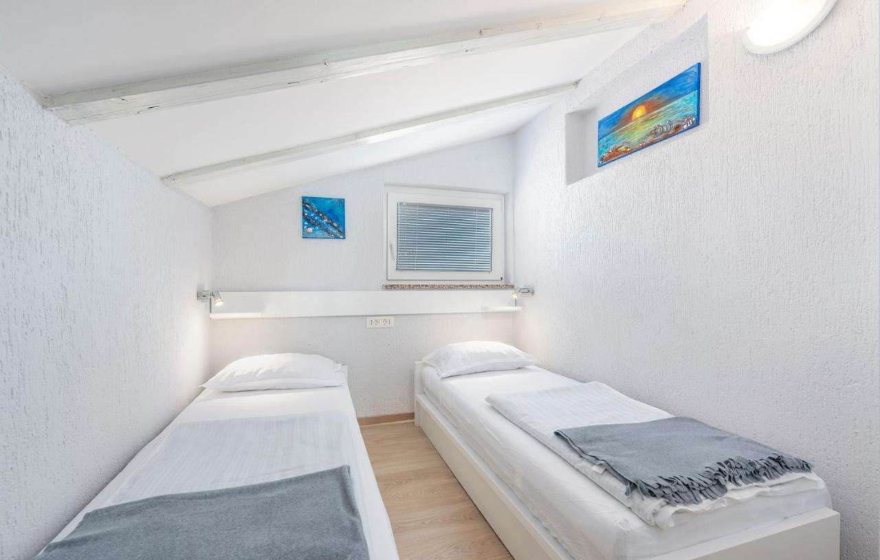 Apartment Vilma Funtana Bagian luar foto